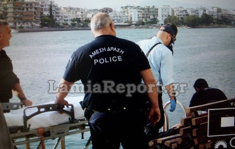 Φωτογραφίες-ντοκουμέντο: Η στιγμή που σώζουν ηλικιωμένο στη Χαλκίδα -Είχε πέσει στη θάλασσα | iefimerida.gr 1
