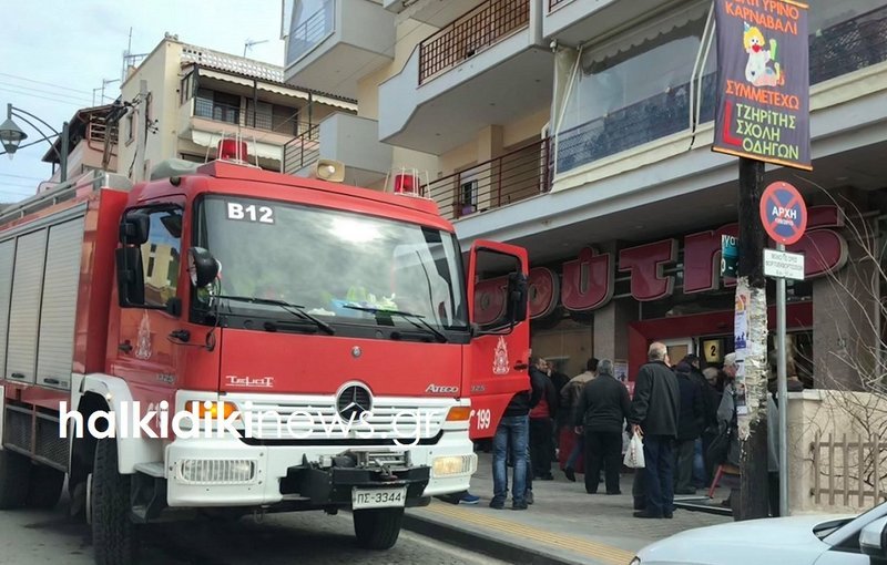 Χαλκιδική: Αυτοκίνητο μπούκαρε σε σουπερμάρκετ -Μία τραυματίας [εικόνες] | iefimerida.gr 2