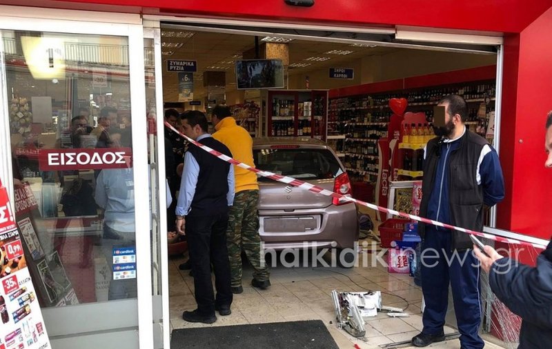 Χαλκιδική: Αυτοκίνητο μπούκαρε σε σουπερμάρκετ -Μία τραυματίας [εικόνες] | iefimerida.gr 0