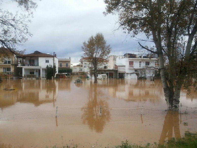 «Πνίγηκε» στη λασποβροχή η Θεσσαλονίκη -Δρόμοι ποτάμια, πλημμυρισμένα σπίτια και μαγαζιά [εικόνες] | iefimerida.gr 1