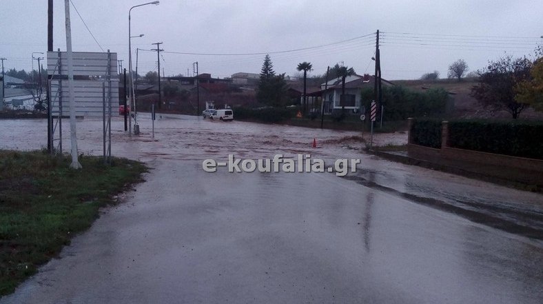 Θεσσαλονίκη: Εκλεισαν δρόμοι και στη Χαλκηδόνα από τη βροχόπτωση -Πλημμύρισαν αυλές [εικόνες & βίντεο] | iefimerida.gr 0
