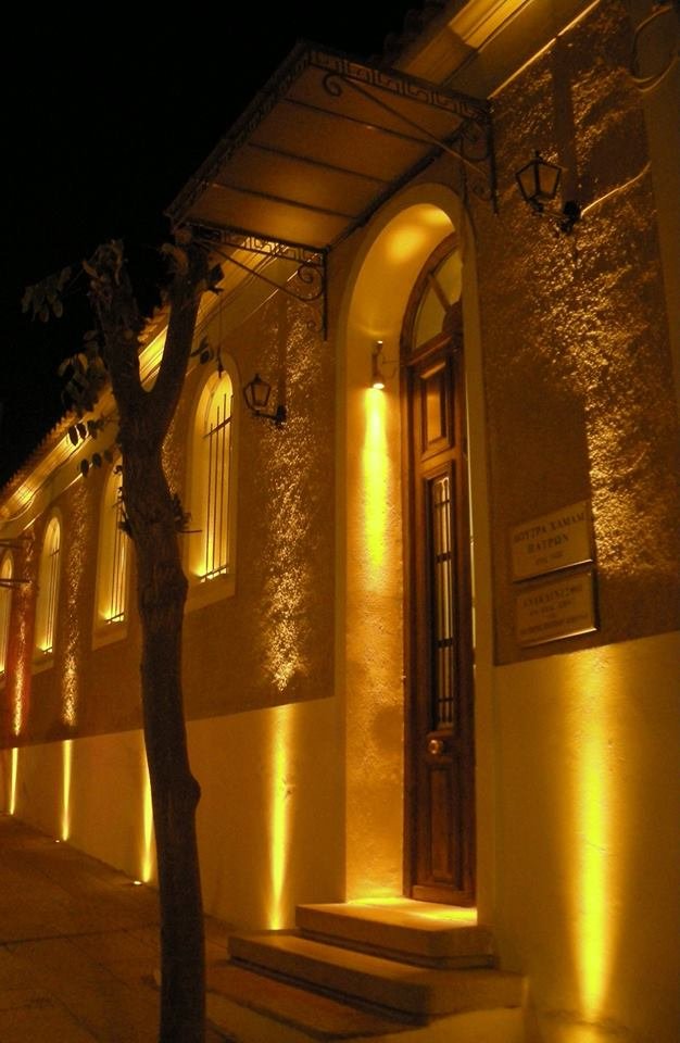 Επί τουρκοκρατίας είχε περάσει στα χέρια ενός Τούρκου πασά και εν συνεχεία πέρασε στο κράτος μέχρι που το πήρε ένας εφοπλιστής, από τον οποίο το αγόρασε το 1934 ο Δημητρίου Μεντζέλος.