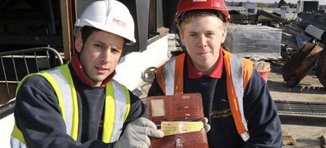 Βρήκε το χαμένο πορτοφόλι του μετά από 35 χρόνια μέσα σε ένα τοίχο [εικόνες] | iefimerida.gr 2