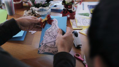 Ο Σταύρος Θεοδωράκης έφτιαξε χριστουγεννιάτικες κάρτες μαζί με τα παιδιά του «Χαμόγελου» [εικόνες] | iefimerida.gr 1