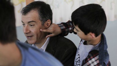 Ο Σταύρος Θεοδωράκης έφτιαξε χριστουγεννιάτικες κάρτες μαζί με τα παιδιά του «Χαμόγελου» [εικόνες] | iefimerida.gr 0