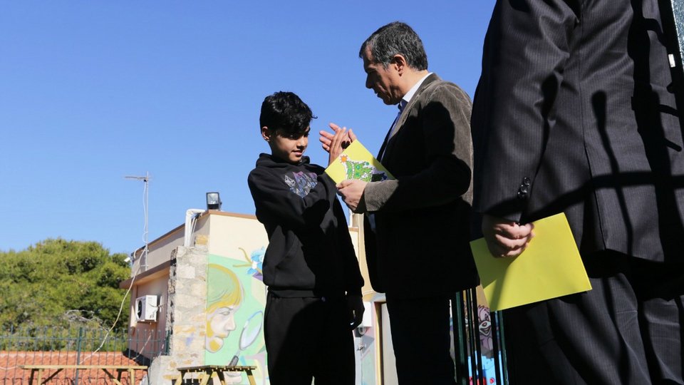 Ο Σταύρος Θεοδωράκης έφτιαξε χριστουγεννιάτικες κάρτες μαζί με τα παιδιά του «Χαμόγελου» [εικόνες] | iefimerida.gr 4