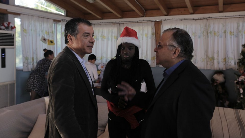 Ο Σταύρος Θεοδωράκης έφτιαξε χριστουγεννιάτικες κάρτες μαζί με τα παιδιά του «Χαμόγελου» [εικόνες] | iefimerida.gr 2