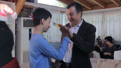 Ο Σταύρος Θεοδωράκης έφτιαξε χριστουγεννιάτικες κάρτες μαζί με τα παιδιά του «Χαμόγελου» [εικόνες] | iefimerida.gr 3