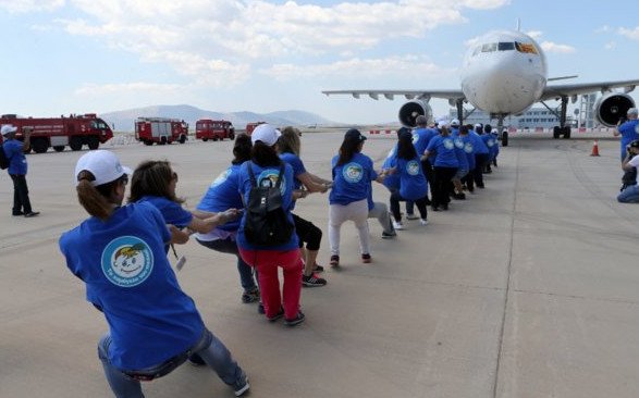 Plane Pull για πρώτη φορά στην Ελλάδα: Προσπάθησαν να τραβήξουν με σχοινιά αεροσκάφος [εικόνες] | iefimerida.gr 4