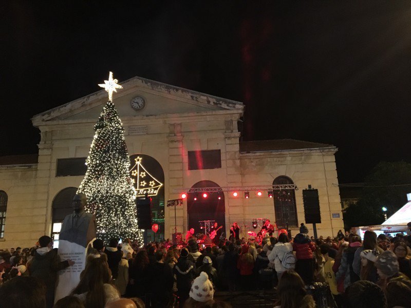 Τα Χριστούγεννα ήρθαν στα Χανιά -Με πυροτεχνήματα και την Ρένα Μόρφη [εικόνες & βίντεο] | iefimerida.gr 1