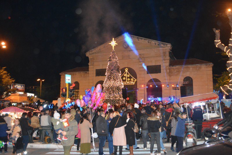 Τα Χριστούγεννα ήρθαν στα Χανιά -Με πυροτεχνήματα και την Ρένα Μόρφη [εικόνες & βίντεο] | iefimerida.gr 0