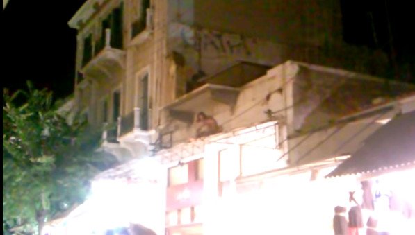 Σάλος στα Χανιά: Γυμνός άνδρας έδωσε παράσταση σε κεντρικό σημείο της πόλης [εικόνες] | iefimerida.gr 0