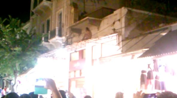 Σάλος στα Χανιά: Γυμνός άνδρας έδωσε παράσταση σε κεντρικό σημείο της πόλης [εικόνες] | iefimerida.gr 1