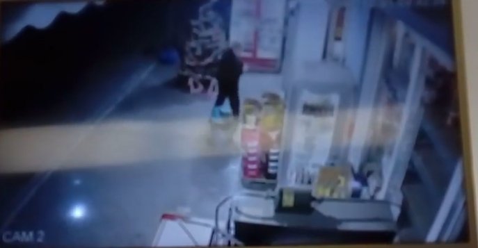 Χανιά: Κάμερα κατέγραψε τον οδηγό που παρέσυρε και σκότωσε τον λαχειοπώλη [εικόνες] | iefimerida.gr 0