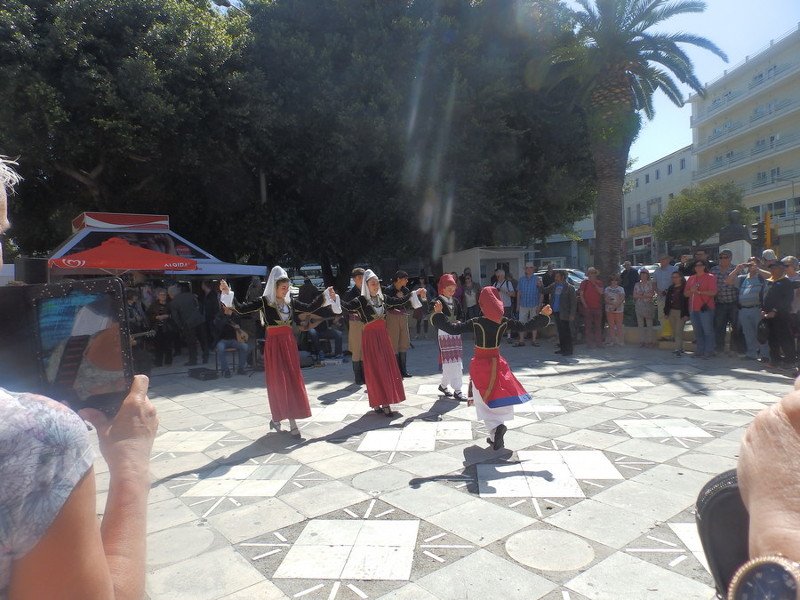 Χανιά: Υποδέχθηκαν τα κρουαζιερόπλοια με χορούς και κεράσματα [εικόνες] | iefimerida.gr 1