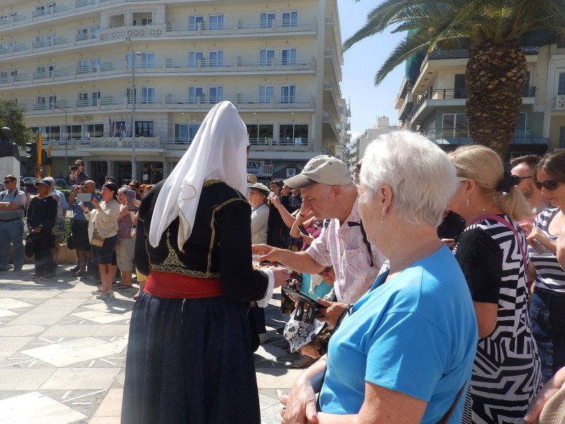 Χανιά: Υποδέχθηκαν τα κρουαζιερόπλοια με χορούς και κεράσματα [εικόνες] | iefimerida.gr 2
