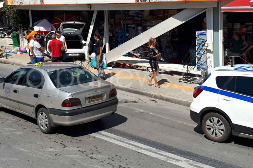 Χανιά: Εχασε τον έλεγχο του αυτοκινήτου και... μπούκαρε σε μίνι μάρκετ [εικόνες] | iefimerida.gr 1