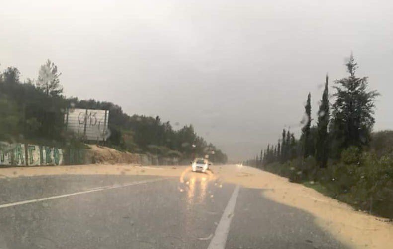 Πλημμύρισε η εθνικής οδός Χανίων-Κισσάμου, στο ύψος του Ταυρωνίτη