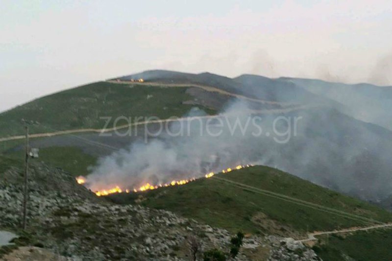 Μαίνεται το πύρινο μέτωπο στα Χανιά -Σηκώθηκε ελικόπτερο [εικόνες] | iefimerida.gr 0