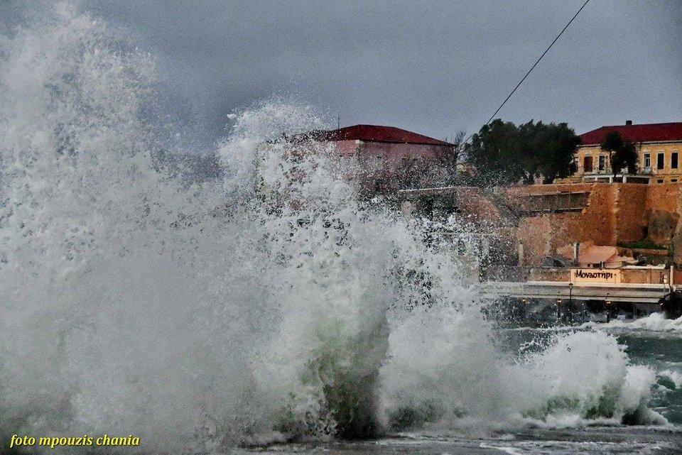 Τα κύματα «σκέπασαν» το Ενετικό λιμάνι των Χανίων – Εντυπωσιακές εικόνες | iefimerida.gr 0