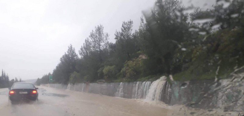 Πλημμύρισαν δρόμοι στα Χανιά -Επεσαν βράχια και πέτρες στο οδόστρωμα [εικόνες & βίντεο] | iefimerida.gr 1