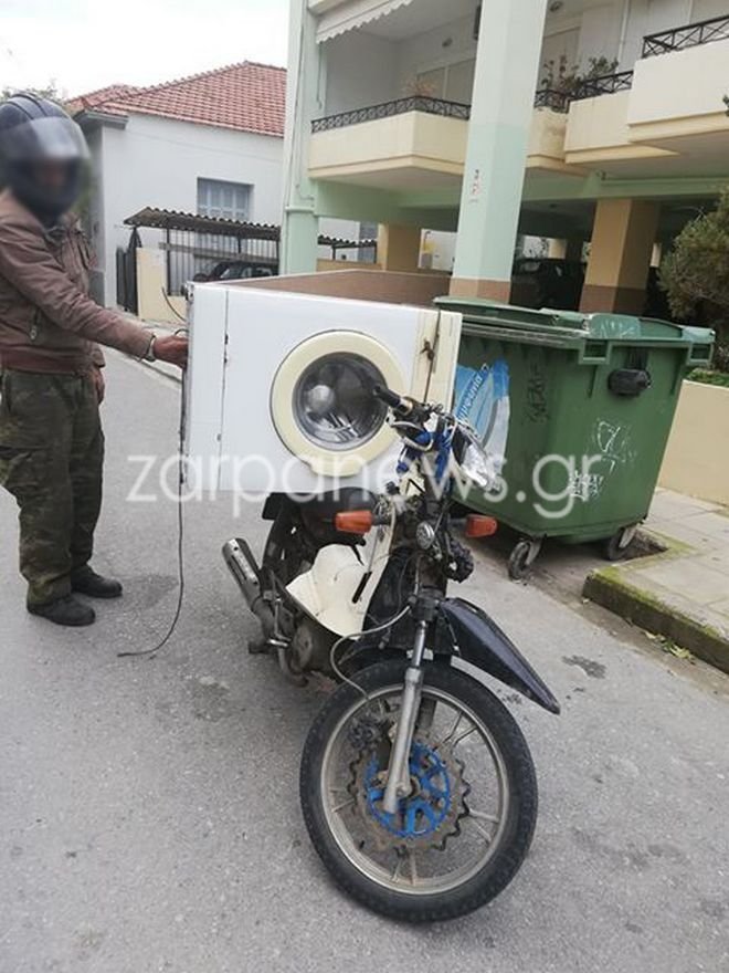 Αθάνατη Ελλάδα: Δείτε τι μετέφερε με το μηχανάκι του [εικόνες] | iefimerida.gr 1