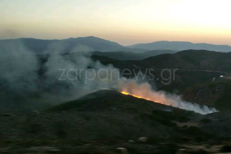 Μαίνεται το πύρινο μέτωπο στα Χανιά -Σηκώθηκε ελικόπτερο [εικόνες] | iefimerida.gr 1