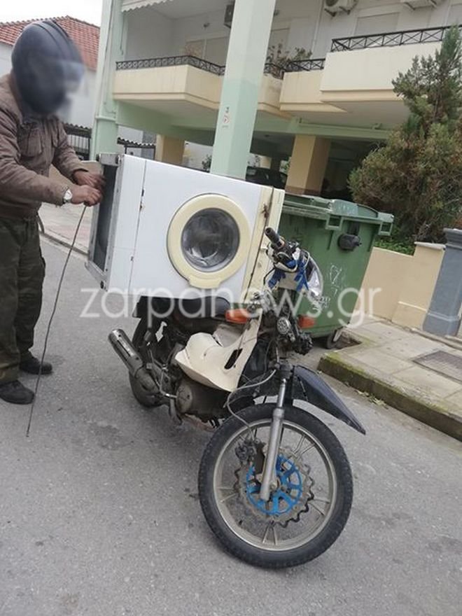 Αθάνατη Ελλάδα: Δείτε τι μετέφερε με το μηχανάκι του [εικόνες] | iefimerida.gr 0