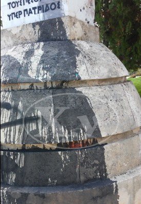 Βεβήλωσαν με μπογιές το Ηρώο της πόλης των Χανίων [εικόνες]  | iefimerida.gr 1
