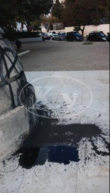 Βεβήλωσαν με μπογιές το Ηρώο της πόλης των Χανίων [εικόνες]  | iefimerida.gr 0