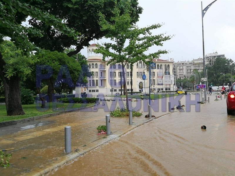 Σφοδρή θεομηνία στη Θεσσαλονίκη -Πλημμύρισε ακόμη και ο Λευκός Πύργος! | iefimerida.gr 5
