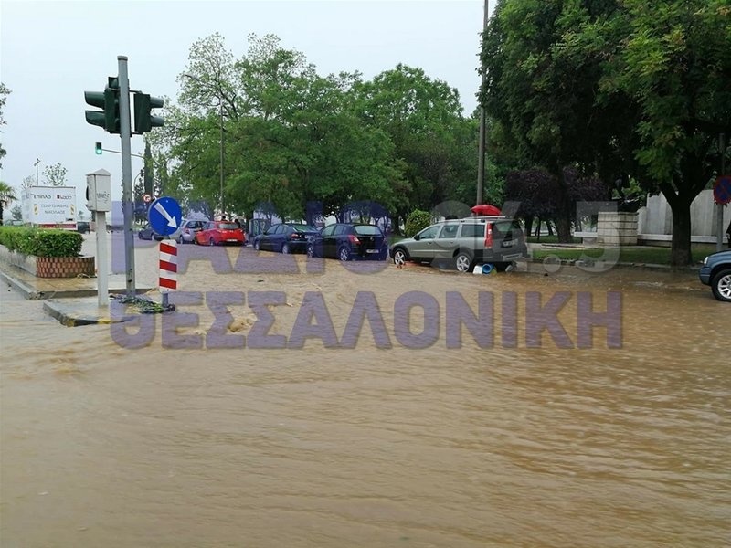 Σφοδρή θεομηνία στη Θεσσαλονίκη -Πλημμύρισε ακόμη και ο Λευκός Πύργος! | iefimerida.gr 4