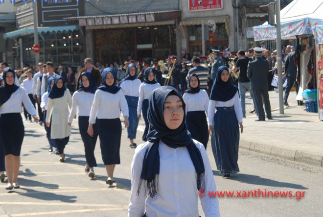 Ξάνθη: Πρώτη φορά μαθήτριες σχολείου παρέλασαν φορώντας όλες μαντίλες [εικόνες] | iefimerida.gr 4