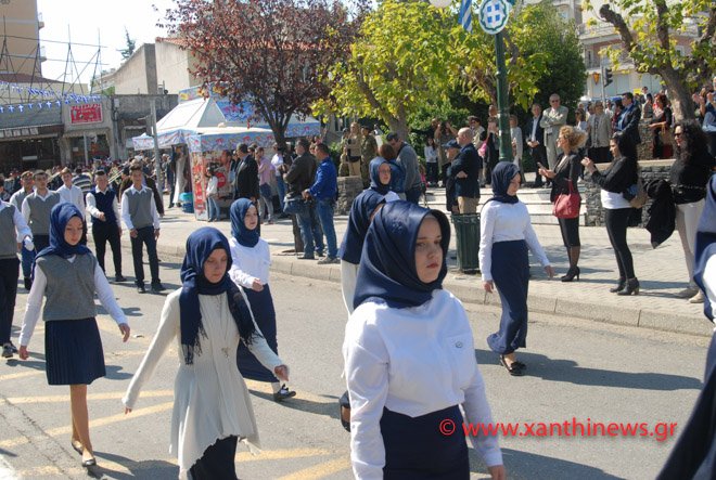Ξάνθη: Πρώτη φορά μαθήτριες σχολείου παρέλασαν φορώντας όλες μαντίλες [εικόνες] | iefimerida.gr 5