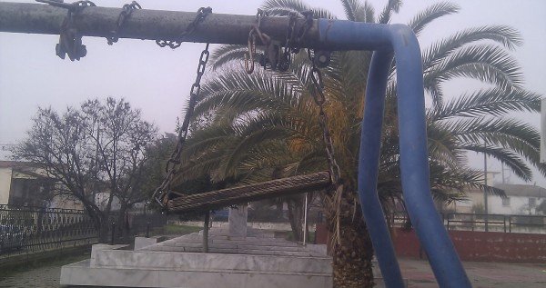 Δημόσιος κίνδυνος σε παιδική χαρά στην Ξάνθη -Σοκ από τον ακρωτηριασμό 7χρονου [εικόνες]  | iefimerida.gr 0