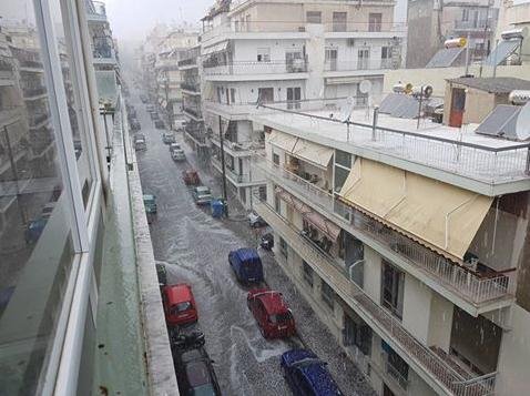 Δυνατό χαλάζι έντυσε στα λευκά την Ξάνθη [εικόνες & βίντεο] | iefimerida.gr 1