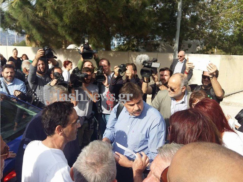 Εκαψαν τις επιστολές Κατρούγκαλου μπροστά στον Ξανθό -«Ντροπή σας, μας καταστρέψατε» [εικόνες&βίντεο] | iefimerida.gr 2