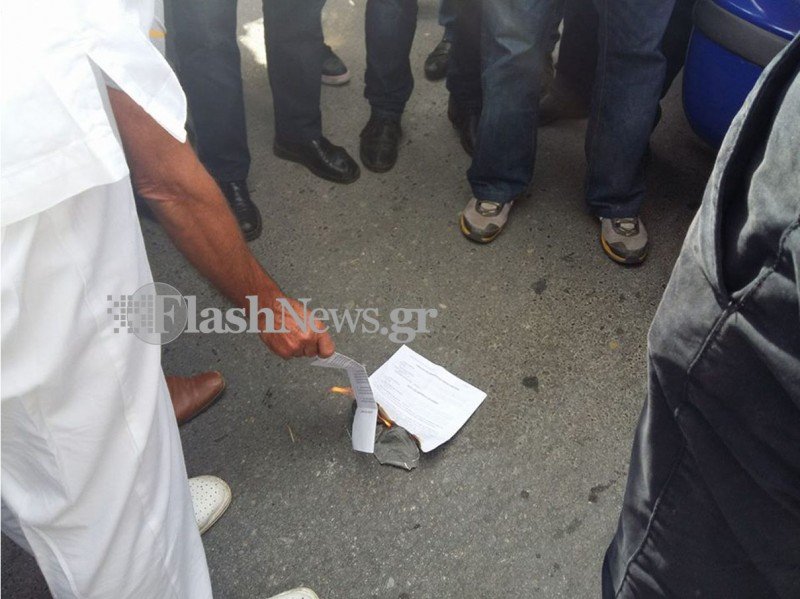 Εκαψαν τις επιστολές Κατρούγκαλου μπροστά στον Ξανθό -«Ντροπή σας, μας καταστρέψατε» [εικόνες&βίντεο] | iefimerida.gr 0