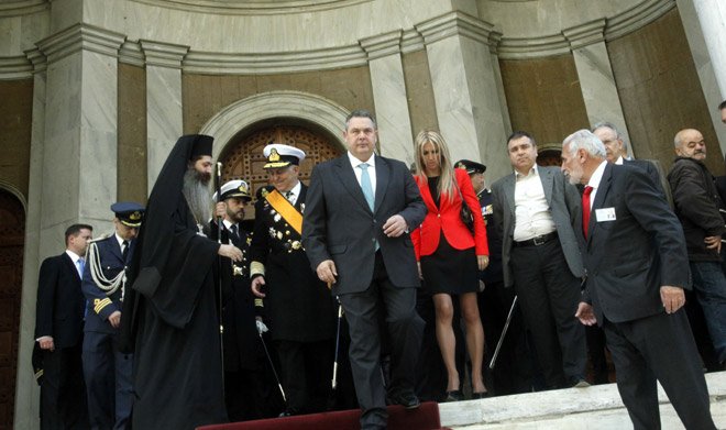 Η ξανθιά που ξεχώρισε δίπλα στον Πάνο Καμμένο [εικόνες] | iefimerida.gr 1