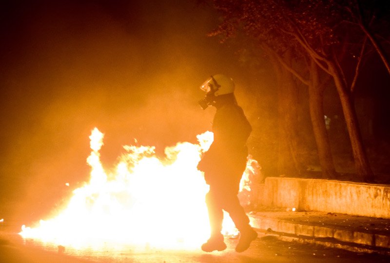 Χάος: Κουκουλοφόροι τα έσπασαν σε Αθήνα, Θεσσαλονίκη, Πάτρα, Βόλο | iefimerida.gr 8