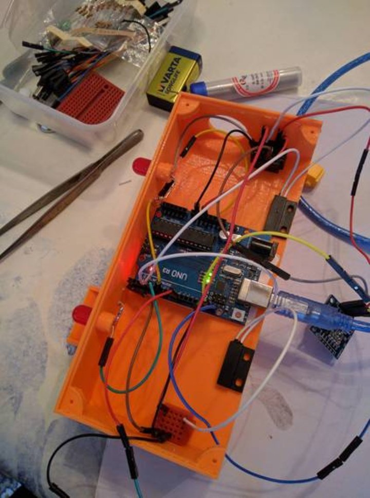 Μαθητές κατασκεύασαν έξυπνο κουτί για χάπια: Σου υπενθυμίζει πότε να τα πάρεις [εικόνα]   | iefimerida.gr 1