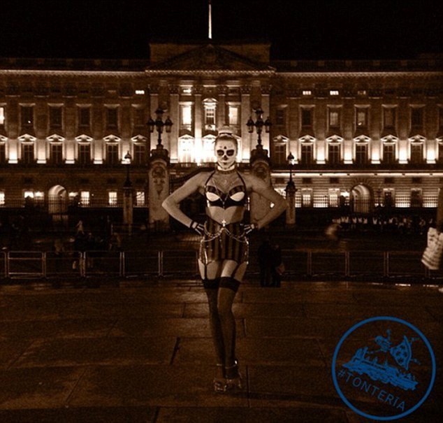 Εξω φρενών το παλάτι: Φίλος του Χάρι έκανε πάρτι με ημίγυμνες χορεύτριες έξω από το Μπάκινγχαμ [εικόνες & βίντεο] | iefimerida.gr 0