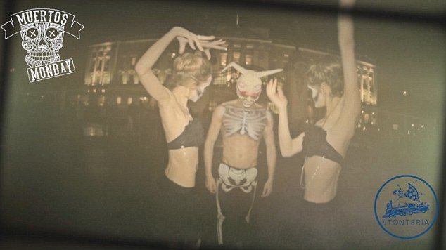 Εξω φρενών το παλάτι: Φίλος του Χάρι έκανε πάρτι με ημίγυμνες χορεύτριες έξω από το Μπάκινγχαμ [εικόνες & βίντεο] | iefimerida.gr 1