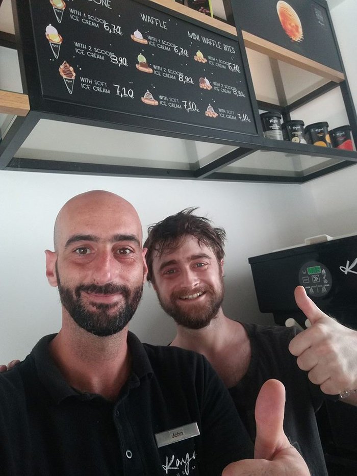 Στη Μεσσηνία ο «Χάρι Πότερ» -Η φωτογραφία του σε παγωτατζίδικο [εικόνα] | iefimerida.gr 0