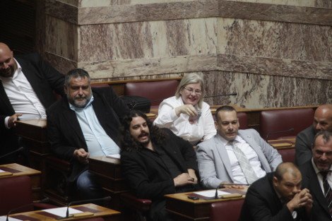 Ζαρούλια και Μπαρμπαρούσης κουνούσαν 50ευρα και 20ευρα στον Αλεξόπουλο και του φώναζαν: «Λαδώθηκες» [εικόνες] | iefimerida.gr 1