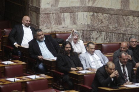 Ζαρούλια και Μπαρμπαρούσης κουνούσαν 50ευρα και 20ευρα στον Αλεξόπουλο και του φώναζαν: «Λαδώθηκες» [εικόνες] | iefimerida.gr 0