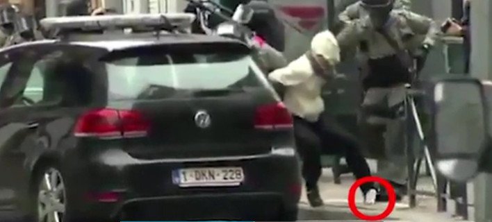 Μυστήριο με χαρτί που πέφτει από το παντελόνι του Αμπντεσλάμ τη στιγμή της σύλληψης [εικόνες & βίντεο] | iefimerida.gr 3