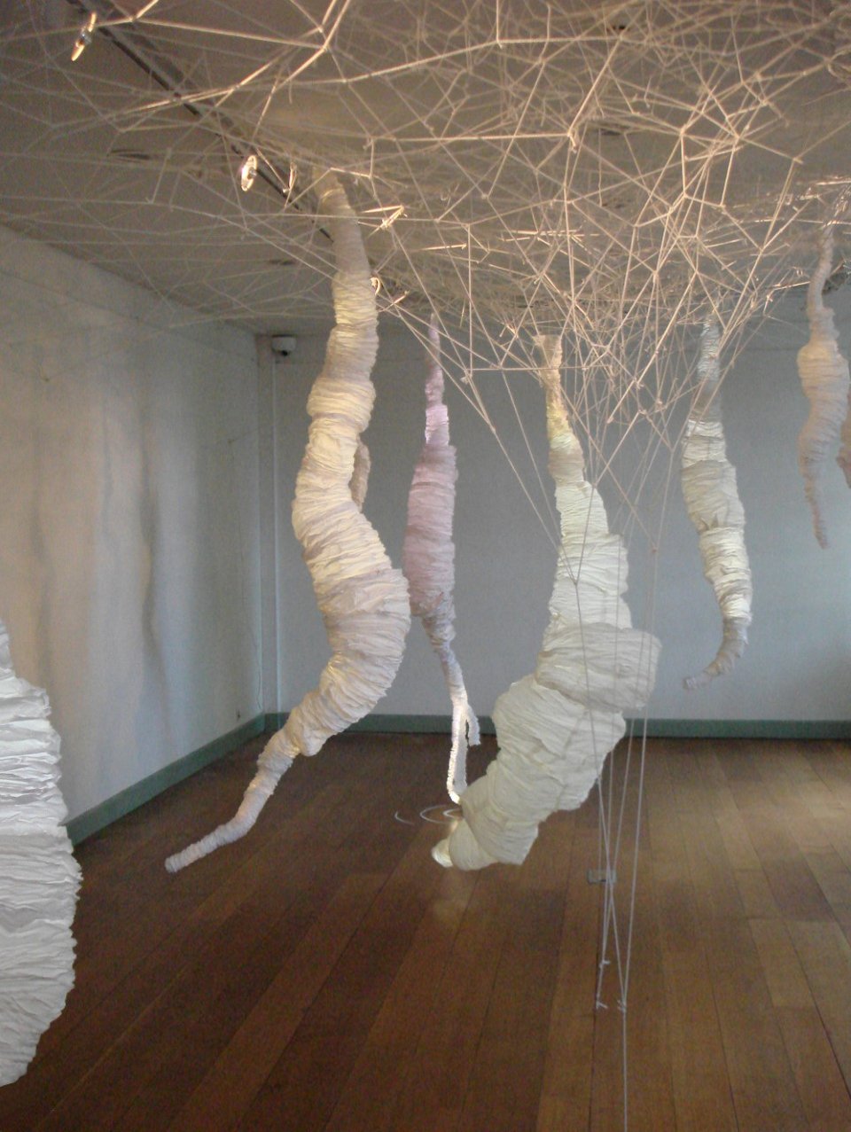 Ευφάνταστα έργα τέχνης από χαρτί στο Πολιτιστικό Ιδρυμα Ομίλου Πειραιώς [εικόνες]  | iefimerida.gr 2