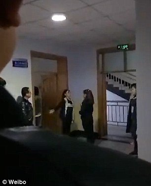 Καθηγητής έβαζε τους αργοπορημένους μαθητές να χαστουκίζουν ο ένας τον άλλον! [βίντεο] | iefimerida.gr 1