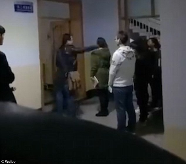 Καθηγητής έβαζε τους αργοπορημένους μαθητές να χαστουκίζουν ο ένας τον άλλον! [βίντεο] | iefimerida.gr 3